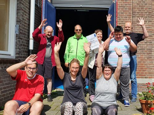 Groep deelnemers van Balans, uitgelaten na afloop van een sportochtend