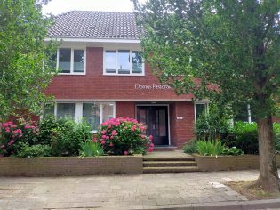 Voorgevel van Domus Pastorale in Geleen