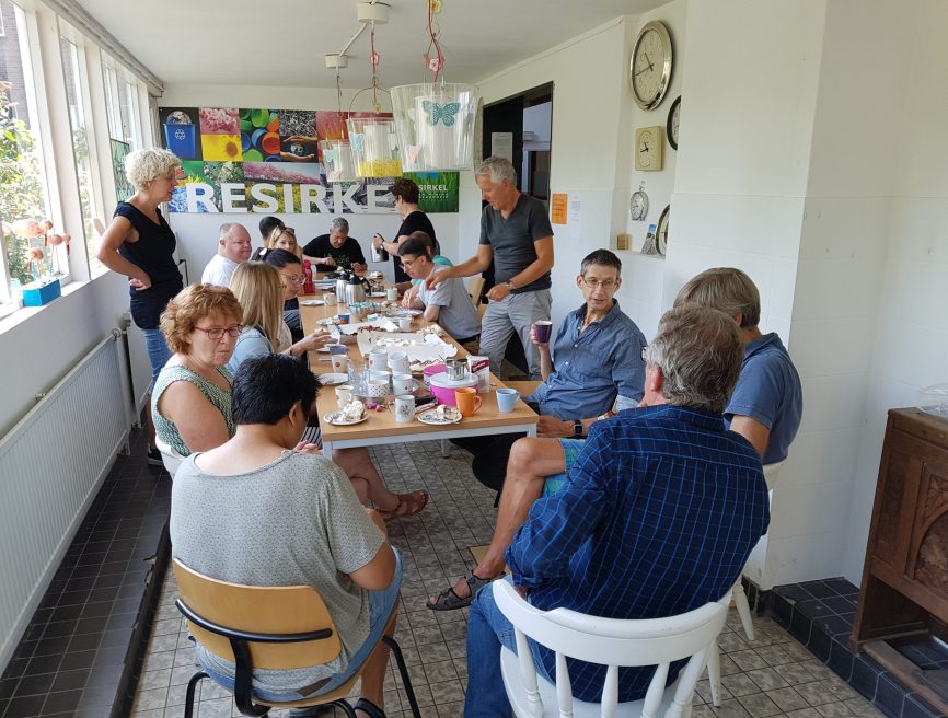 Groep bij Resirkel samen aan tafel in de kantine