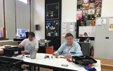 Twee mannen aan het werk in de Resirkel-werkplaats